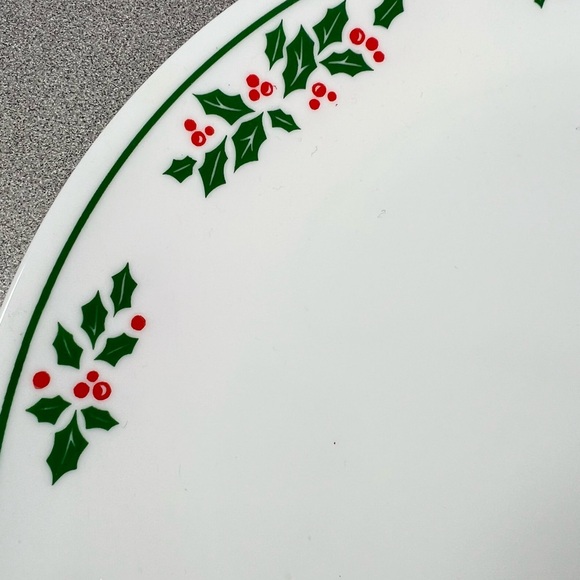 Corelle Winter Holly Dinner Plates set of 2 Holiday Christmas Berries - Picture 4 of 6
